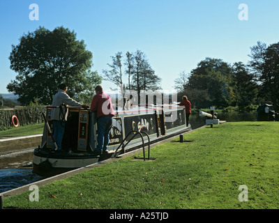 SCHMALE KANALBOOT TRIGG Sperre nach Süden auf Wey Navigation.  Sutton grün Surrey England UK Stockfoto