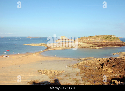 Panorama Ansicht Saint Malo Strandpromenade & Strand Sant San S Maloù Breton Bretagne Bretagne Ärmelkanal Westfrankreich Nordeuropa Stockfoto