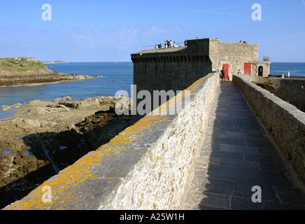 Panorama Ansicht Saint Malo Waterfront Intra Muros Sant Maloù Breton Bretagne Bretagne Ärmelkanal Westfrankreich Nordeuropa Stockfoto