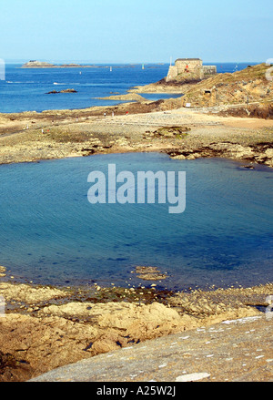 Panorama Ansicht Saint Malo Strandpromenade & Strand Bretagne Sant San S Maloù Breton Bretagne Ärmelkanal Westfrankreich Nordeuropa Stockfoto