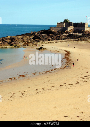 Panorama Ansicht Saint Malo Strandpromenade & Strand Bretagne Sant San S Maloù Breton Bretagne Ärmelkanal Westfrankreich Nordeuropa Stockfoto