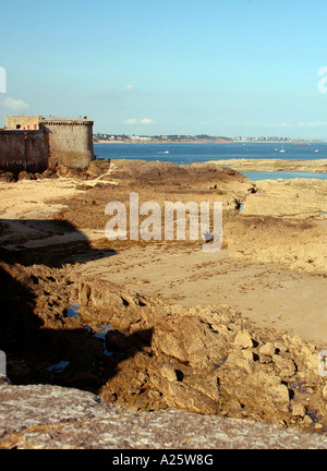 Panorama Ansicht Saint Malo Strandpromenade & Strand Bretagne Sant San S Maloù Breton Bretagne Ärmelkanal Westfrankreich Nordeuropa Stockfoto