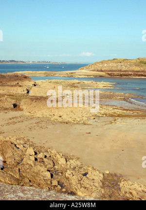 Panorama Ansicht Saint Malo Strandpromenade & Strand Bretagne Sant San S Maloù Breton Bretagne Ärmelkanal Westfrankreich Nordeuropa Stockfoto