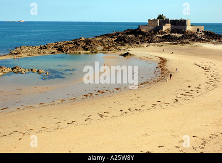 Panorama Ansicht Saint Malo Strandpromenade & Strand Bretagne Sant San S Maloù Breton Bretagne Ärmelkanal Westfrankreich Nordeuropa Stockfoto