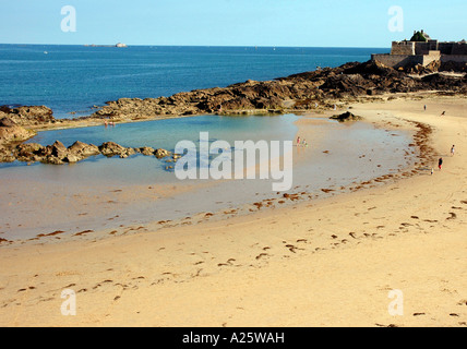 Panorama Ansicht Saint Malo Strandpromenade & Strand Bretagne Sant San S Maloù Breton Bretagne Ärmelkanal Westfrankreich Nordeuropa Stockfoto