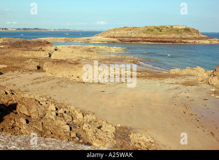 Panorama Ansicht Saint Malo Strandpromenade & Strand Bretagne Sant San S Maloù Breton Bretagne Ärmelkanal Westfrankreich Nordeuropa Stockfoto