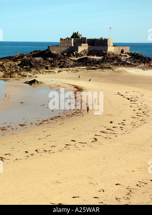 Panorama Ansicht Saint Malo Strandpromenade & Strand Bretagne Sant San S Maloù Breton Bretagne Ärmelkanal Westfrankreich Nordeuropa Stockfoto