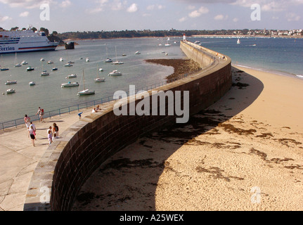 Panoramablick auf Saint Malo Port Sant San S Maloù Breton Bretagne Bretagne Ärmelkanal Westfrankreich Nordeuropa Stockfoto