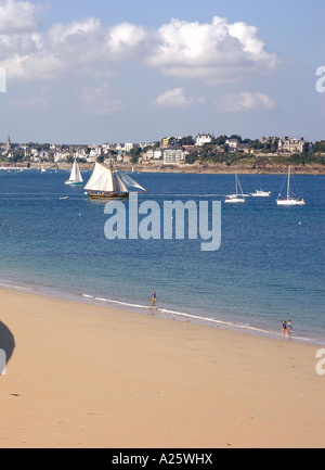 Panorama Ansicht Saint Malo Strandpromenade & Strand Sant San S Maloù Breton Bretagne Bretagne Ärmelkanal Westfrankreich Nordeuropa Stockfoto