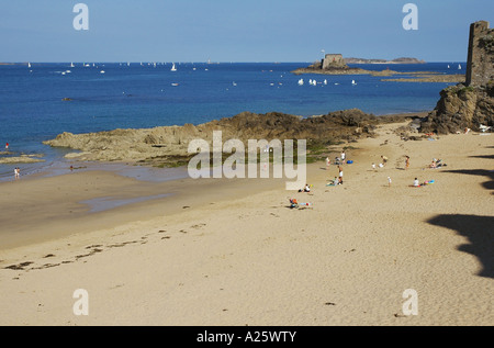 Panorama Ansicht Saint Malo Strandpromenade & Strand Sant San S Maloù Breton Bretagne Bretagne Ärmelkanal Westfrankreich Nordeuropa Stockfoto