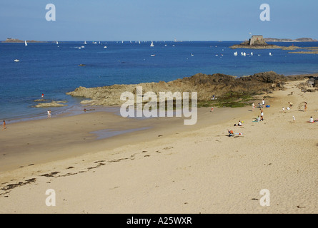 Panorama Ansicht Saint Malo Strandpromenade & Strand Sant San S Maloù Breton Bretagne Bretagne Ärmelkanal Westfrankreich Nordeuropa Stockfoto