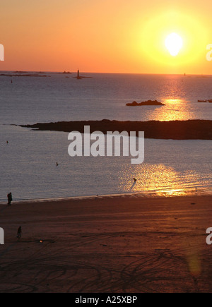 Sonnenuntergang am Wasser Grand werden Isle Saint Malo Sant Maloù San S Bretonisch Bretagne Bretagne Ärmelkanal Westfrankreich Nordeuropa Stockfoto