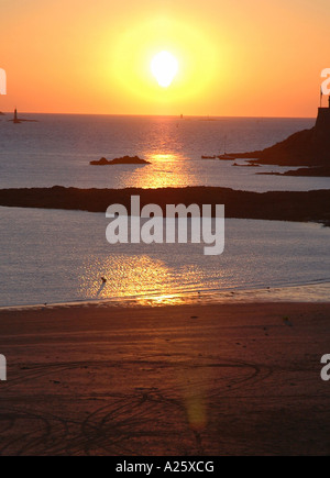 Sonnenuntergang am Wasser Grand werden Isle Saint Malo Sant Maloù San S Bretonisch Bretagne Bretagne Ärmelkanal Westfrankreich Nordeuropa Stockfoto