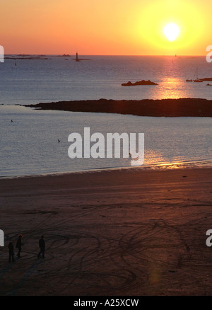 Sonnenuntergang am Wasser Grand werden Isle Saint Malo Sant Maloù San S Bretonisch Bretagne Bretagne Ärmelkanal Westfrankreich Nordeuropa Stockfoto