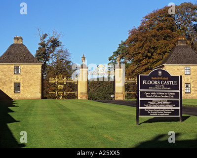 Eingangstor zum "FLOORS CASTLE" 18. Jahrhundert der "Duke of Roxburghe" nach Hause.   Kelso Scottish grenzt an Schottland, Vereinigtes Königreich Stockfoto