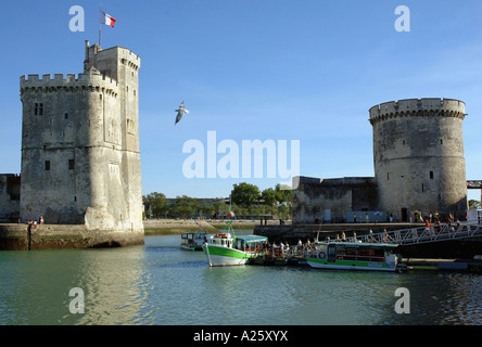 Blick auf Saint Nicolas & Kette Türme La Rochelle Poitou Charentes Golfe de Gascogne Bucht von Biscaya Central Western France Europe Stockfoto