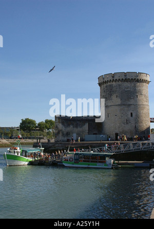 Blick auf Kette Turm alten Hafen La Rochelle Poitou Charentes Golfe de Gascogne Bucht von Biskaya Central Western France Europe Stockfoto