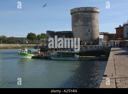 Blick auf Kette Turm alten Hafen La Rochelle Poitou Charentes Golfe de Gascogne Bucht von Biskaya Central Western France Europe Stockfoto