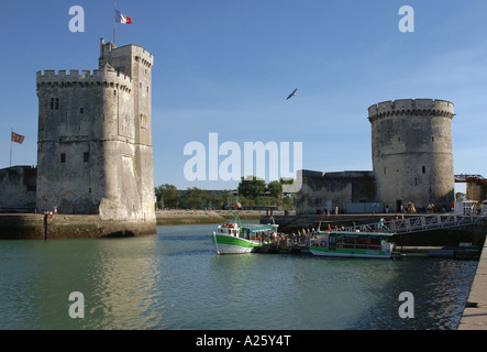 Blick auf Saint Nicolas & Kette Türme La Rochelle Poitou Charentes Golfe de Gascogne Bucht von Biscaya Central Western France Europe Stockfoto