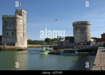 Blick auf Saint Nicolas & Kette Türme La Rochelle Poitou Charentes Golfe de Gascogne Bucht von Biscaya Central Western France Europe Stockfoto