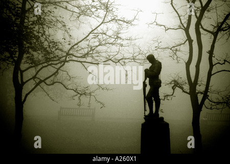 Denkmal für die gefallenen britischen Soldaten der beiden Weltkriege in englischen Park. Suffolk. East Anglia. VEREINIGTES KÖNIGREICH. Stockfoto