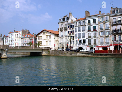 Panoramablick über bunte Häuser am Fluss Nive Bayonne Aquitaine Südwest-Frankreich Europa Stockfoto