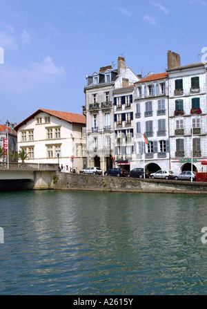 Panoramablick über bunte Häuser am Fluss Nive Bayonne Aquitaine Südwest-Frankreich Europa Stockfoto