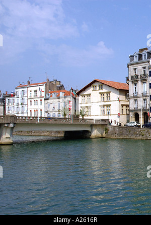 Panoramablick über bunte Häuser am Fluss Nive Bayonne Aquitaine Südwest-Frankreich Europa Stockfoto