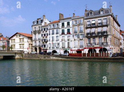 Panoramablick über bunte Häuser am Fluss Nive Bayonne Aquitaine Südwest-Frankreich Europa Stockfoto