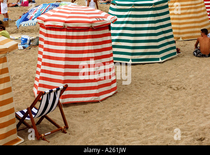 Bunte Baden Zelte am Grande Plage Biarritz Aquitanien Golfe de Gascogne Bucht von Biscaya Südwesten Frankreich Europa Stockfoto