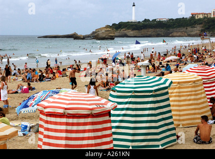 Bunte Baden Zelte am Grande Plage Biarritz Aquitanien Golfe de Gascogne Bucht von Biscaya Südwesten Frankreich Europa Stockfoto