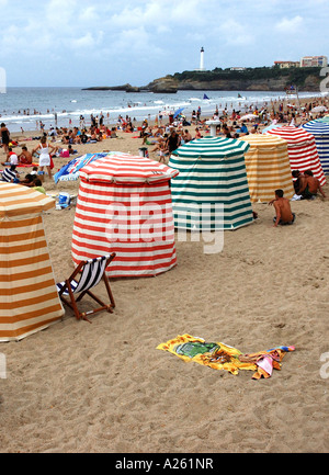 Bunte Baden Zelte am Grande Plage Biarritz Aquitanien Golfe de Gascogne Bucht von Biscaya Südwesten Frankreich Europa Stockfoto