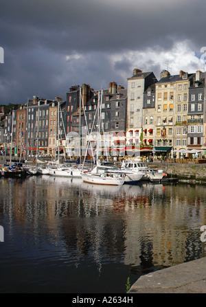 Charakteristischen Blick auf Honfleur alten Hafen Ärmelkanal Ärmelkanal Normandie Normandie Westfrankreich Nordeuropa Stockfoto