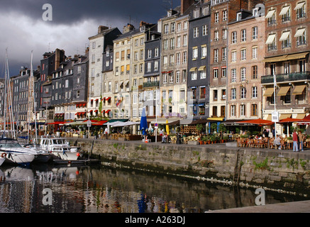 Charakteristischen Blick auf Honfleur alten Hafen Ärmelkanal Ärmelkanal Normandie Normandie Westfrankreich Nordeuropa Stockfoto