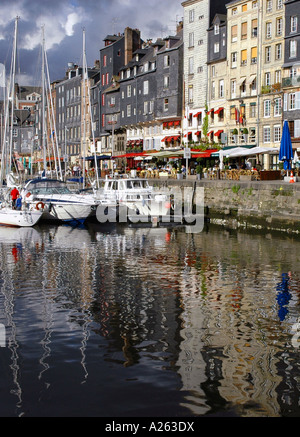 Charakteristischen Blick auf Honfleur alten Hafen Ärmelkanal Ärmelkanal Normandie Normandie Westfrankreich Nordeuropa Stockfoto