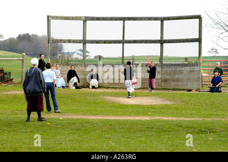 Kinder spielen im Schulhof amischen Lebensstil in und um Sugarcreek und Millersburg Ohio OH Stockfoto