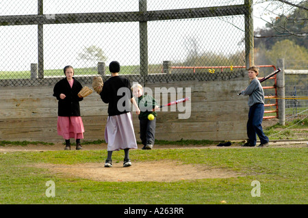 Kinder spielen im Schulhof amischen Lebensstil in und um Sugarcreek und Millersburg Ohio OH Stockfoto