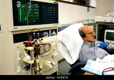 ÄLTEREN PATIENTEN AUF DIALYSE-MASCHINE Stockfoto