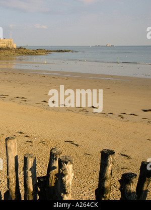 Panorama Ansicht Saint Malo Strandpromenade & Strand Sant San S Maloù Bretagne Bretonisch Bretagne Ärmelkanal Westfrankreich Nordeuropa Stockfoto