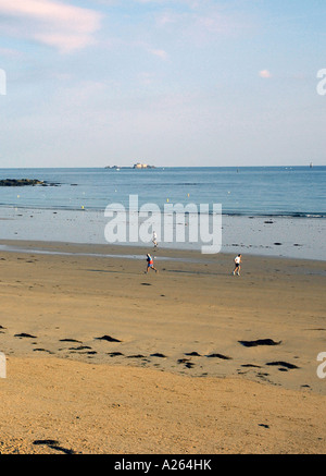 Panorama Ansicht Saint Malo Strandpromenade & Strand Sant San S Maloù Bretagne Bretonisch Bretagne Ärmelkanal Westfrankreich Nordeuropa Stockfoto