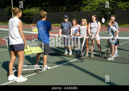 Tennis-Unterricht werden von einer lokalen Gemeinde um Kindern das Spiel von Tennis zur Verfügung gestellt. Stockfoto