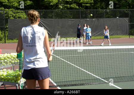 Tennis-Unterricht werden von einer lokalen Gemeinde um Kindern das Spiel von Tennis zur Verfügung gestellt. Stockfoto