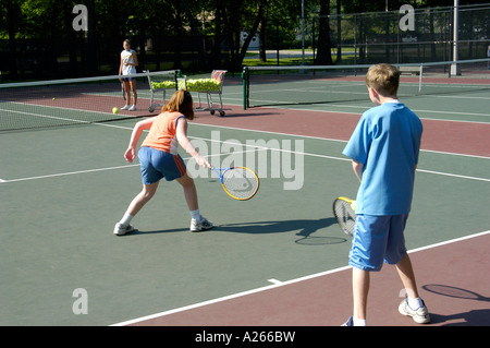 Tennis-Unterricht werden von einer lokalen Gemeinde um Kindern das Spiel von Tennis zur Verfügung gestellt. Stockfoto