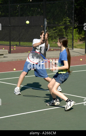 Tennis-Unterricht werden von einer lokalen Gemeinde um Kindern das Spiel von Tennis zur Verfügung gestellt. Stockfoto