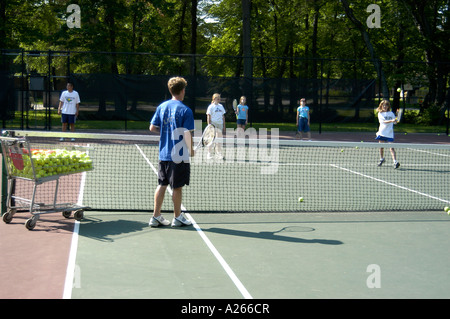 Tennis-Unterricht werden von einer lokalen Gemeinde um Kindern das Spiel von Tennis zur Verfügung gestellt. Stockfoto