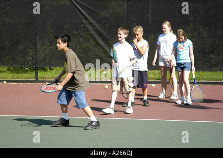 Tennis-Unterricht werden von einer lokalen Gemeinde um Kindern das Spiel von Tennis zur Verfügung gestellt. Stockfoto