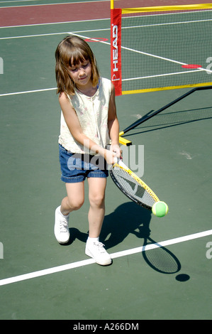 Tennis-Unterricht werden von einer lokalen Gemeinde um Kindern das Spiel von Tennis zur Verfügung gestellt. Stockfoto