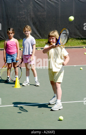 Tennis-Unterricht werden von einer lokalen Gemeinde um Kindern das Spiel von Tennis zur Verfügung gestellt. Stockfoto