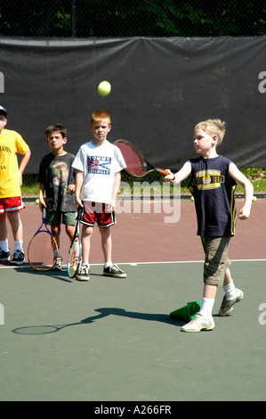 Tennis-Unterricht werden von einer lokalen Gemeinde um Kindern das Spiel von Tennis zur Verfügung gestellt. Stockfoto