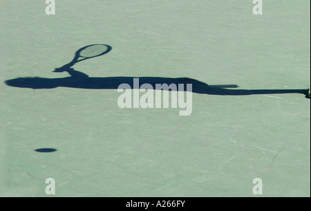 Tennis-Unterricht werden von einer lokalen Gemeinde um Kindern das Spiel von Tennis zur Verfügung gestellt. Stockfoto